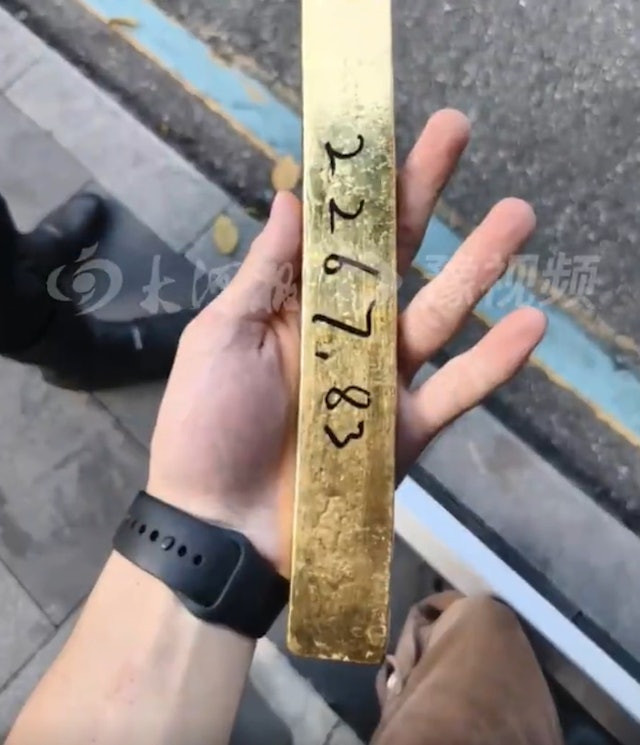 Ph&aacute;t hiện khối v&agrave;ng trị gi&aacute; 920 triệu đồng nằm chơ vơ giữa nơi trăm người qua lại: Cảnh s&aacute;t d&ugrave;ng nhiều biện ph&aacute;p nghiệp vụ v&agrave;o cuộc- Ảnh 3.