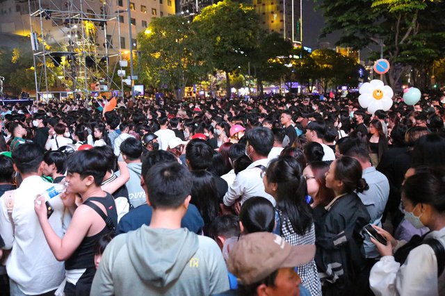 Tin vui cho h&agrave;ng ngh&igrave;n người d&acirc;n TP.HCM đi xem ph&aacute;o hoa đ&ecirc;m 31/12- Ảnh 1.