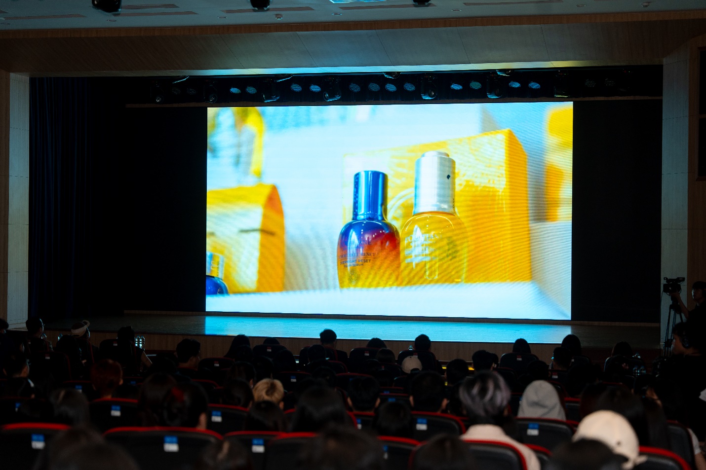 Đồ &aacute;n tốt nghiệp của sinh vi&ecirc;n Truyền th&ocirc;ng &ldquo;l&ecirc;n s&oacute;ng&rdquo; c&ugrave;ng thương hiệu lớn- Ảnh 3.