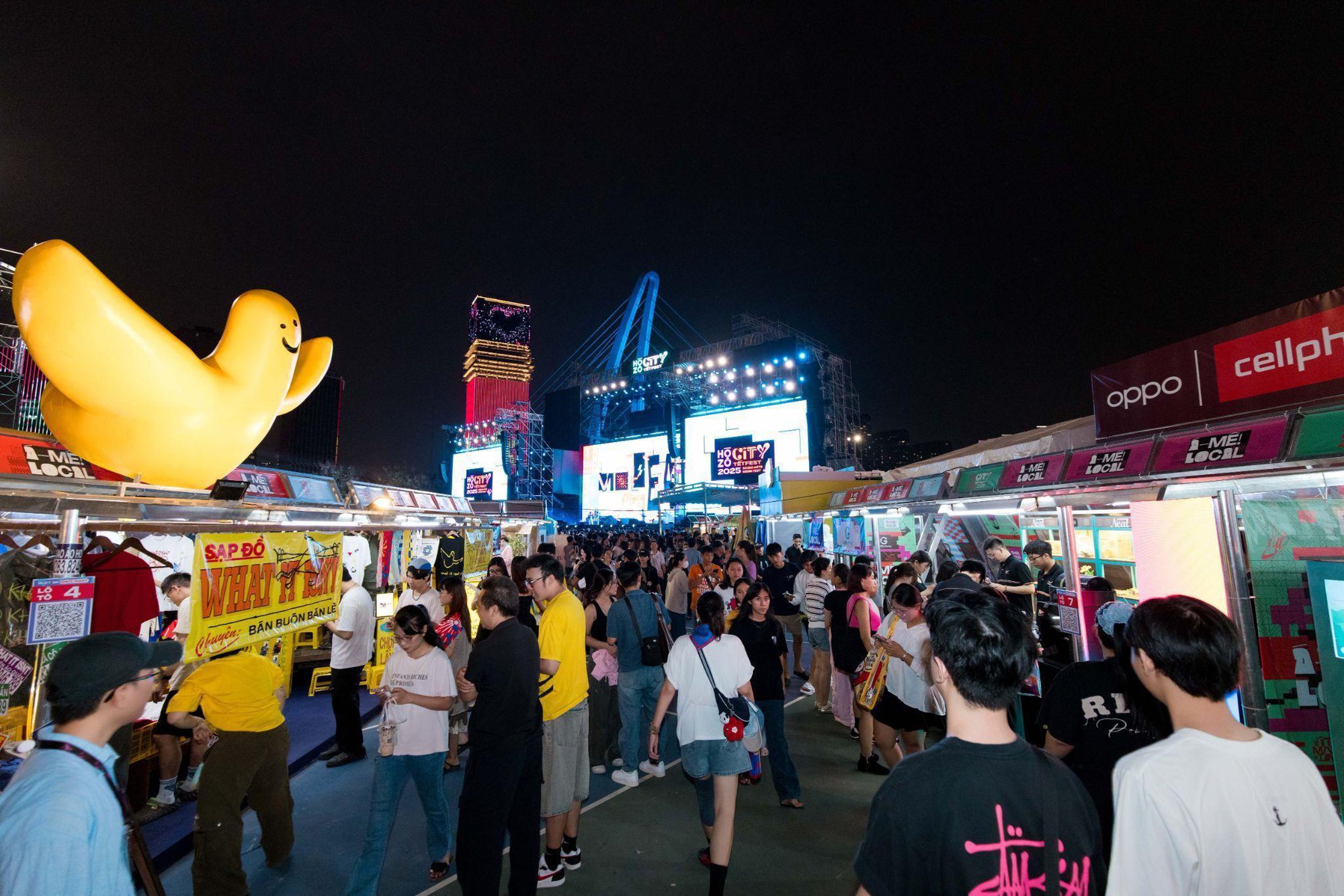 Đ&oacute;n Countdown kiểu &ldquo;đa trải nghiệm&rdquo;: Giới trẻ xếp h&agrave;ng d&agrave;i tại C&ocirc;ng vi&ecirc;n Bờ s&ocirc;ng S&agrave;i G&ograve;n- Ảnh 3.