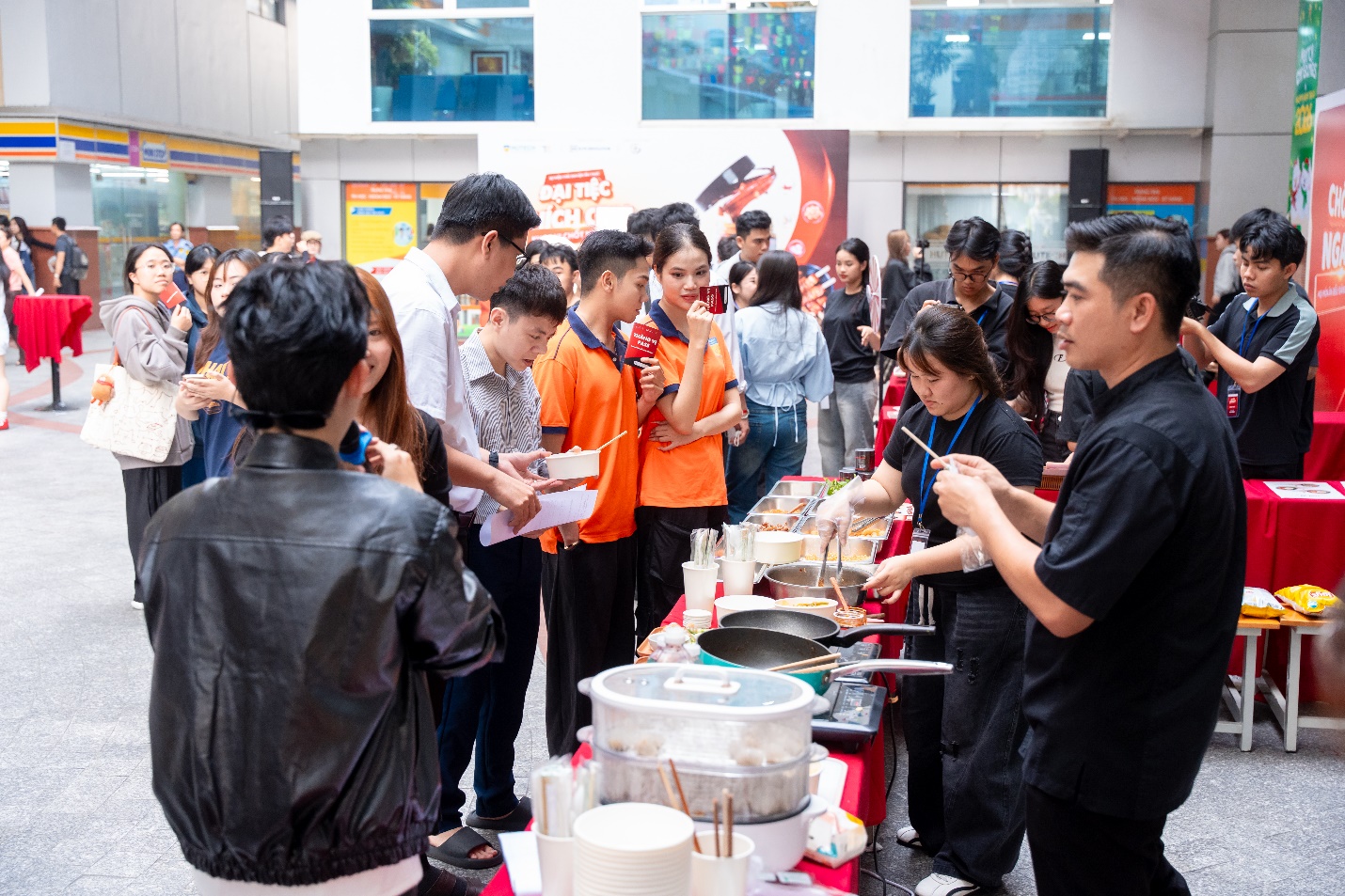 Đồ &aacute;n tốt nghiệp của sinh vi&ecirc;n Truyền th&ocirc;ng &ldquo;l&ecirc;n s&oacute;ng&rdquo; c&ugrave;ng thương hiệu lớn- Ảnh 4.