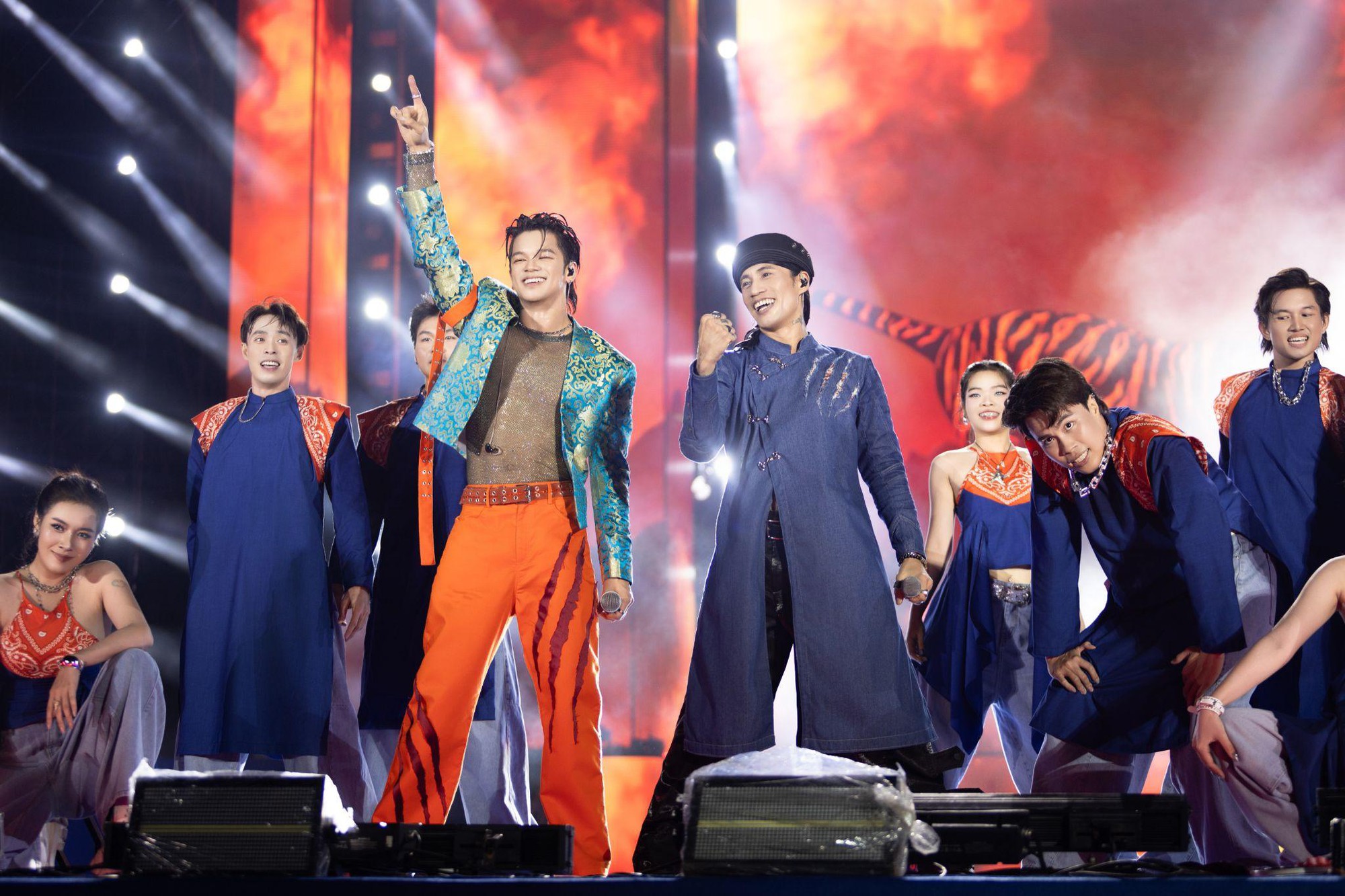 Tọa độ countdown hot bậc nhất TP.HCM: Săn lộc c&ugrave;ng d&agrave;n sao V-biz đ&igrave;nh đ&aacute;m, xem ph&aacute;o hoa c&ugrave;ng m&agrave;n tung liễn Tết khổng lồ- Ảnh 4.