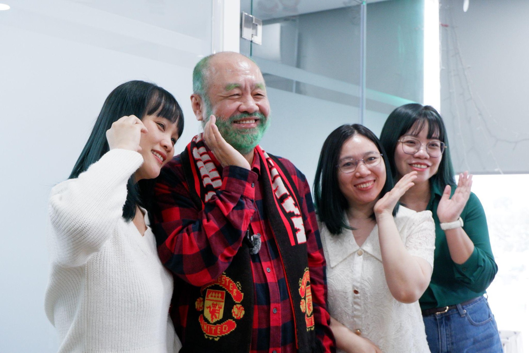 CEO Dh Foods chơi lớn, thưởng 10 triệu cho mỗi nh&acirc;n vi&ecirc;n nhuộm t&oacute;c xanh- Ảnh 4.