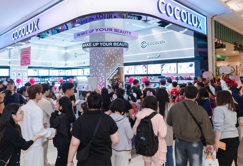 Ca sĩ Anh T&uacute; xuất hiện cực ch&aacute;y tại sự kiện COCOLUX x Club Clio, fan chen k&iacute;n trung t&acirc;m thương mại- Ảnh 4.