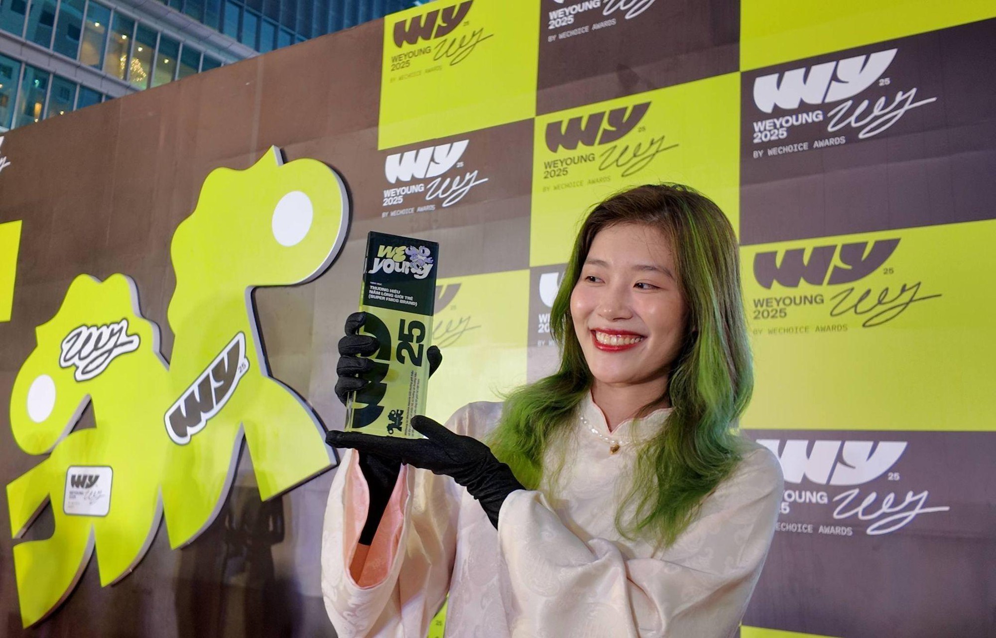 CEO Dh Foods chơi lớn, thưởng 10 triệu cho mỗi nh&acirc;n vi&ecirc;n nhuộm t&oacute;c xanh- Ảnh 5.