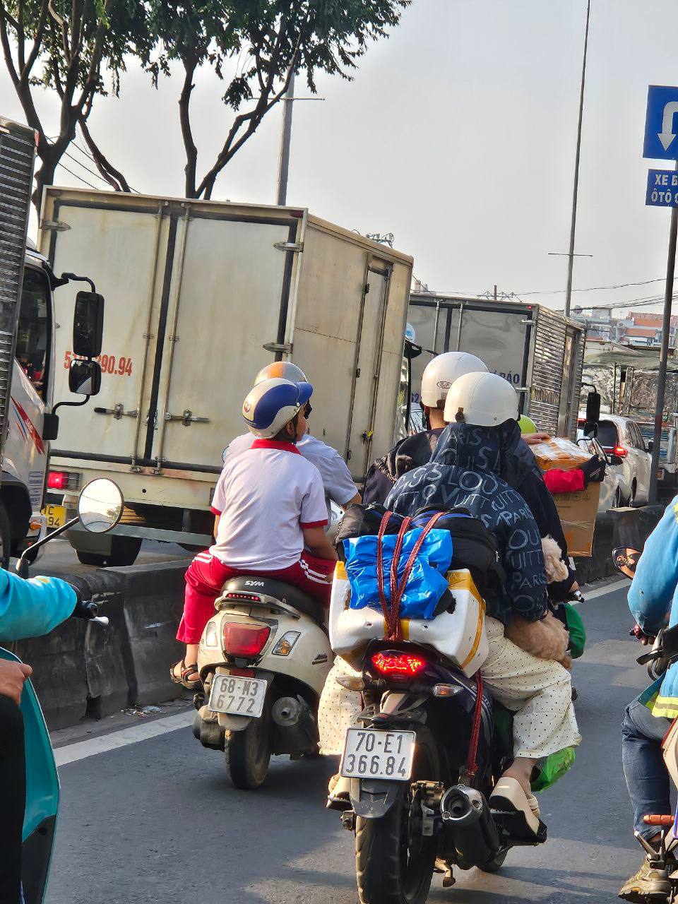 Bộ phim "VỀ QU&Ecirc;" ch&iacute;nh thức được c&ocirc;ng chiếu: To&agrave;n cảnh đường phố v&agrave;o ng&agrave;y cuối c&ugrave;ng của năm 2025- Ảnh 27.