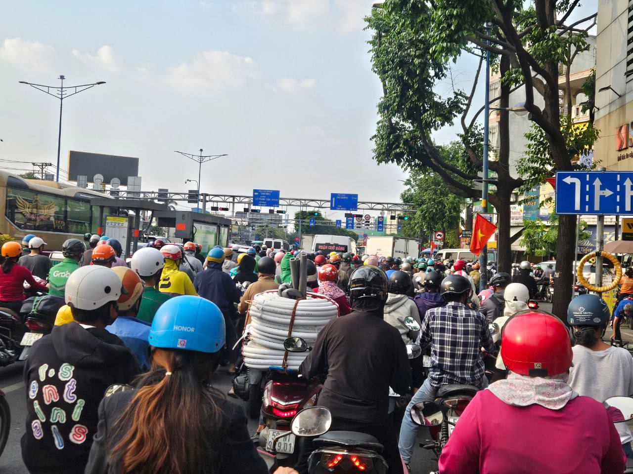 Bộ phim "VỀ QU&Ecirc;" ch&iacute;nh thức được c&ocirc;ng chiếu: To&agrave;n cảnh đường phố v&agrave;o ng&agrave;y cuối c&ugrave;ng của năm 2025- Ảnh 24.