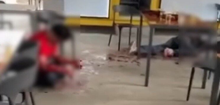 Đang ăn uống ở nh&agrave; h&agrave;ng, c&aacute;c thực kh&aacute;ch bị đ&aacute;m người bịt mặt &ugrave;a v&agrave;o tấn c&ocirc;ng, 1 người tử vong- Ảnh 1.