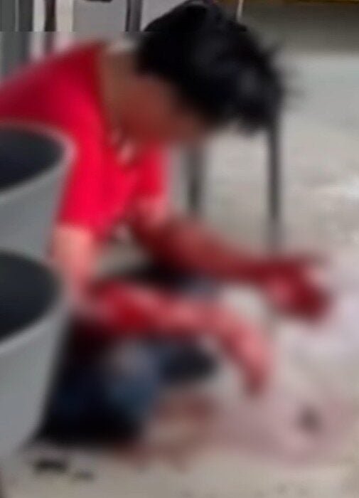 Đang ăn uống ở nh&agrave; h&agrave;ng, c&aacute;c thực kh&aacute;ch bị đ&aacute;m người bịt mặt &ugrave;a v&agrave;o tấn c&ocirc;ng, 1 người tử vong- Ảnh 2.