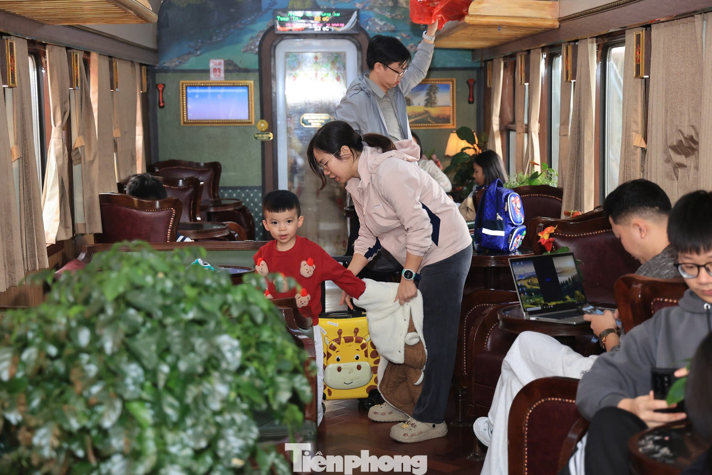 Nhiều người th&iacute;ch đi t&agrave;u để 'sống chậm' trong ng&agrave;y cuối năm- Ảnh 9.