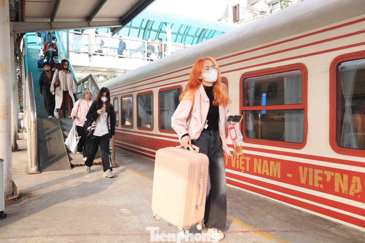 Nhiều người th&iacute;ch đi t&agrave;u để 'sống chậm' trong ng&agrave;y cuối năm- Ảnh 5.