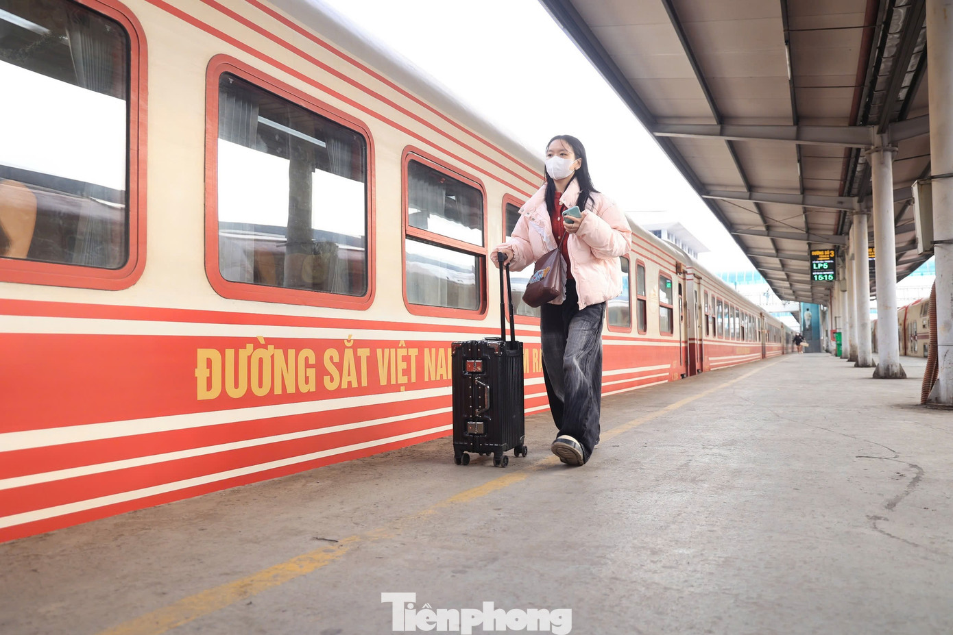 Nhiều người th&iacute;ch đi t&agrave;u để 'sống chậm' trong ng&agrave;y cuối năm- Ảnh 7.