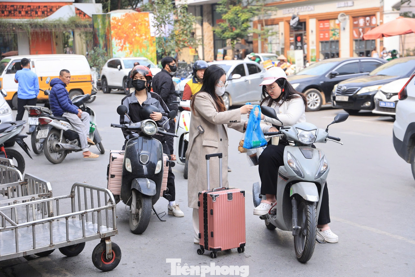 Nhiều người th&iacute;ch đi t&agrave;u để 'sống chậm' trong ng&agrave;y cuối năm- Ảnh 1.