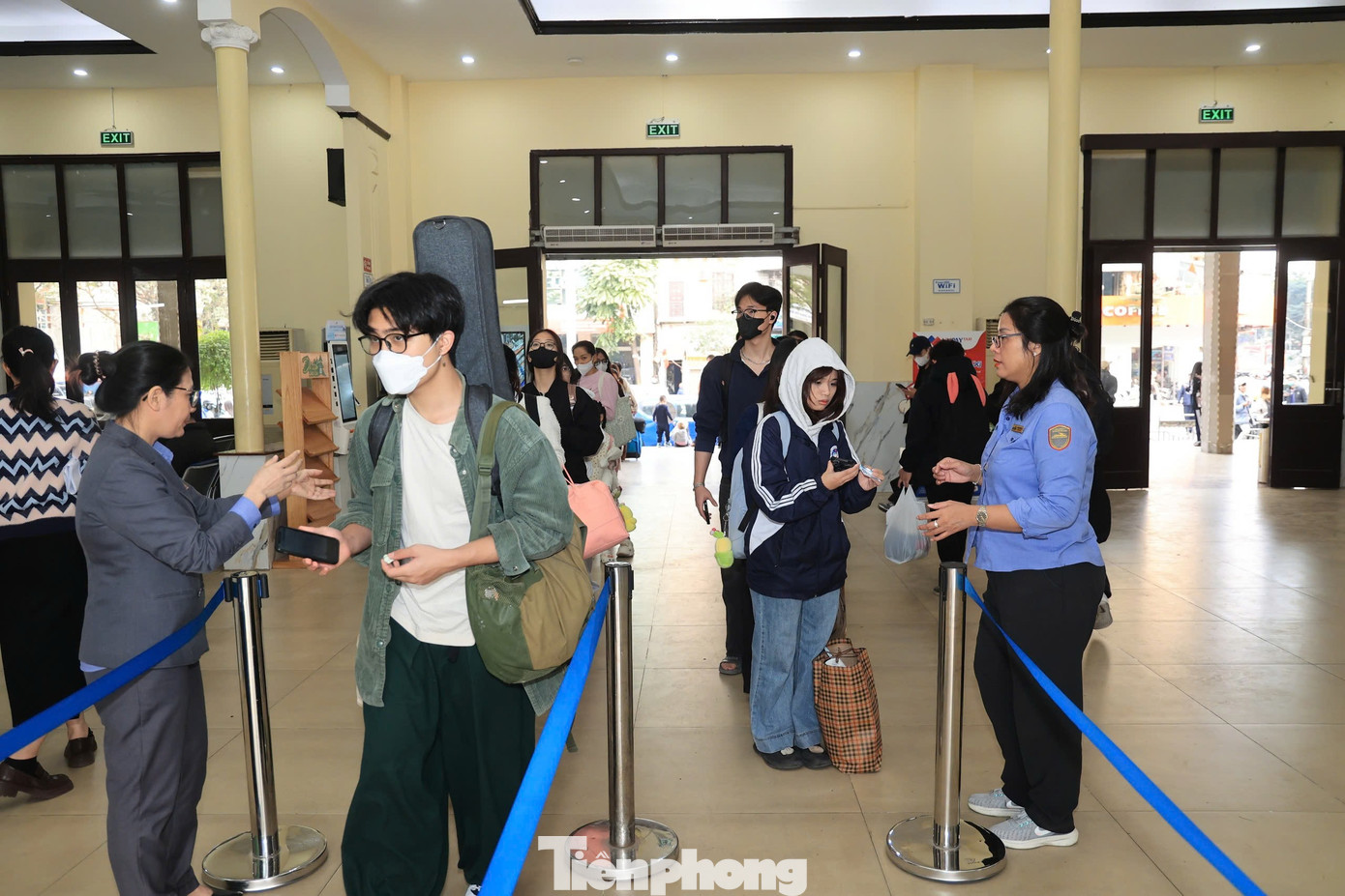 Nhiều người th&iacute;ch đi t&agrave;u để 'sống chậm' trong ng&agrave;y cuối năm- Ảnh 2.