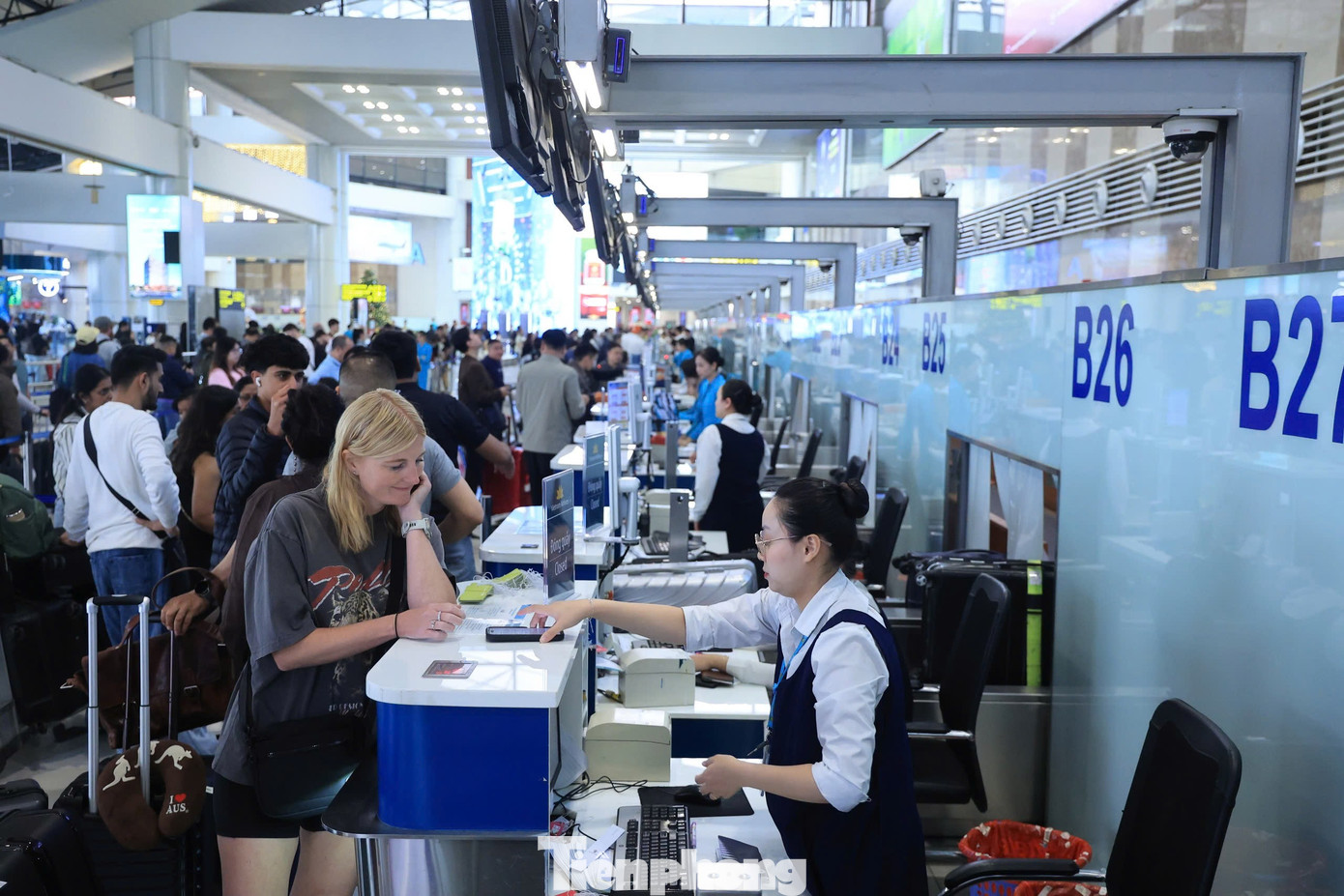 Kh&aacute;ch đ&ocirc;ng kỷ lục, s&acirc;n bay Nội B&agrave;i &aacute;p dụng c&ocirc;ng nghệ giảm &ugrave;n tắc- Ảnh 12.