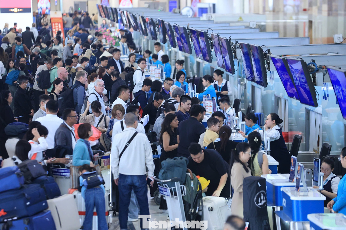 Kh&aacute;ch đ&ocirc;ng kỷ lục, s&acirc;n bay Nội B&agrave;i &aacute;p dụng c&ocirc;ng nghệ giảm &ugrave;n tắc- Ảnh 1.