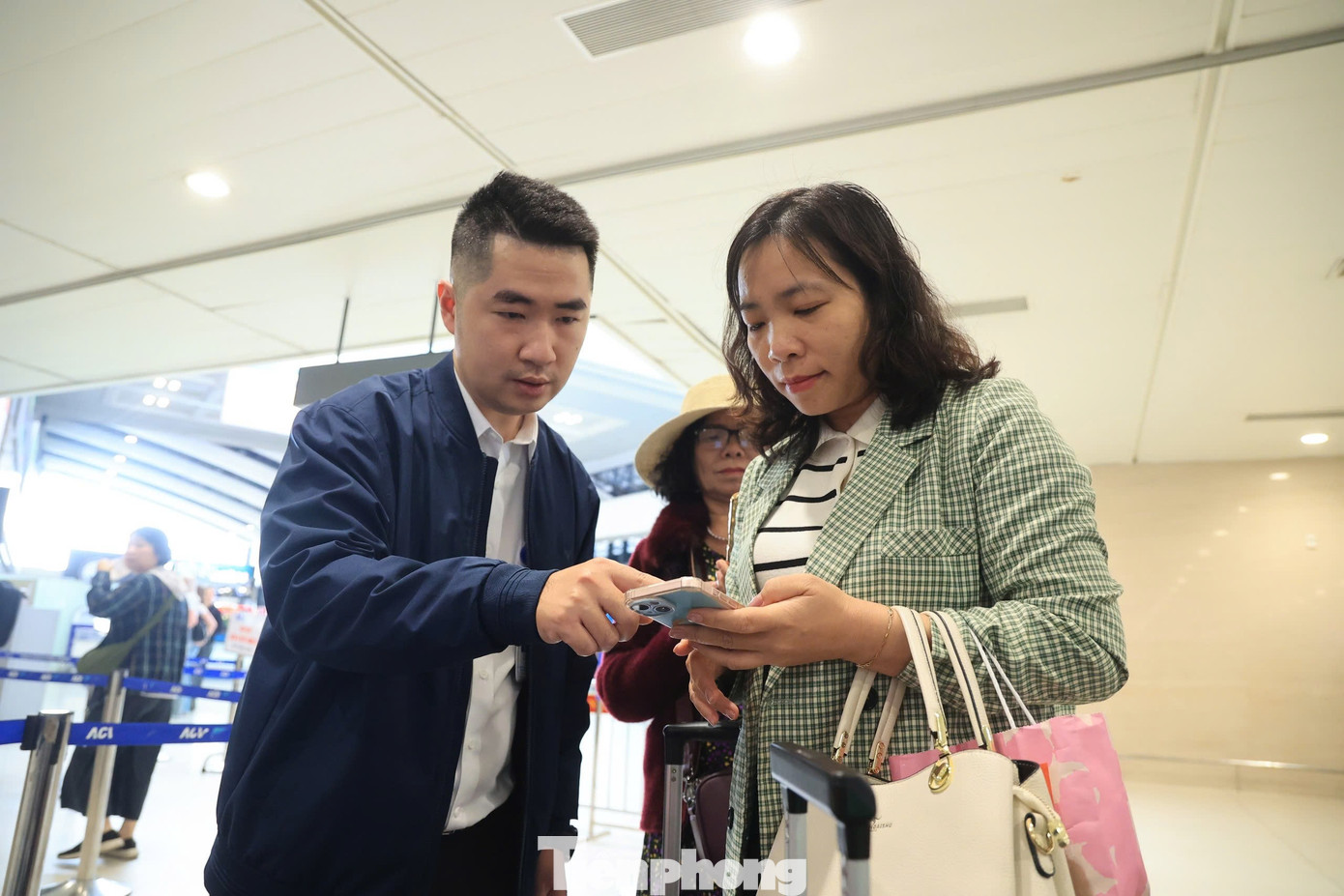 Kh&aacute;ch đ&ocirc;ng kỷ lục, s&acirc;n bay Nội B&agrave;i &aacute;p dụng c&ocirc;ng nghệ giảm &ugrave;n tắc- Ảnh 13.