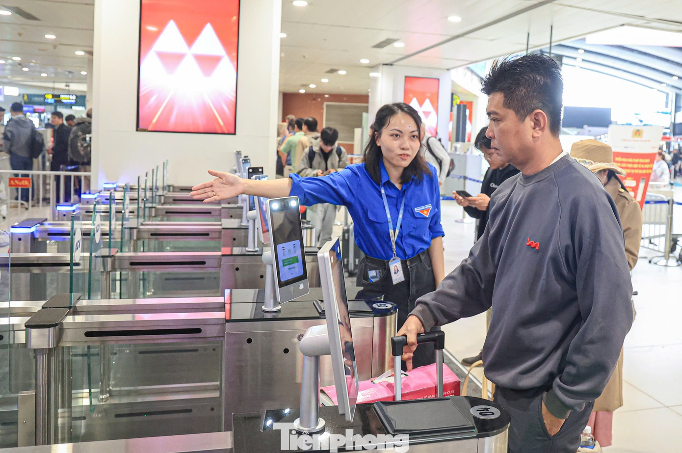 Kh&aacute;ch đ&ocirc;ng kỷ lục, s&acirc;n bay Nội B&agrave;i &aacute;p dụng c&ocirc;ng nghệ giảm &ugrave;n tắc- Ảnh 10.