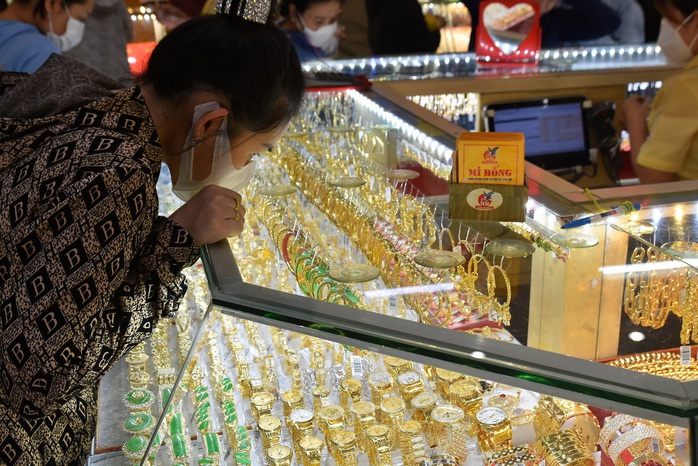 Gi&aacute; v&agrave;ng h&ocirc;m nay 31-12: Tăng l&ecirc;n rồi bất ngờ giảm s&acirc;u- Ảnh 1.