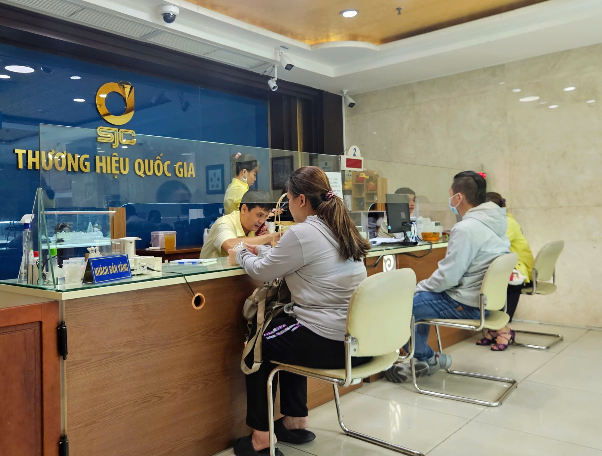 Gi&aacute; v&agrave;ng tiếp tục giảm s&acirc;u, c&ocirc;ng ty SJC tạm ngừng giao dịch v&agrave;ng miếng, v&agrave;ng nhẫn- Ảnh 1.