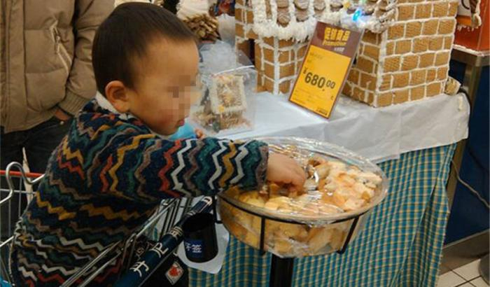 Ch&aacute;u trai mở socola liếm thử rồi bỏ lại, c&aacute;ch người b&agrave; phản ứng khiến kh&aacute;ch h&agrave;ng đều sốc: Đứa trẻ n&agrave;y sẽ lớn l&ecirc;n thế n&agrave;o?- Ảnh 1.