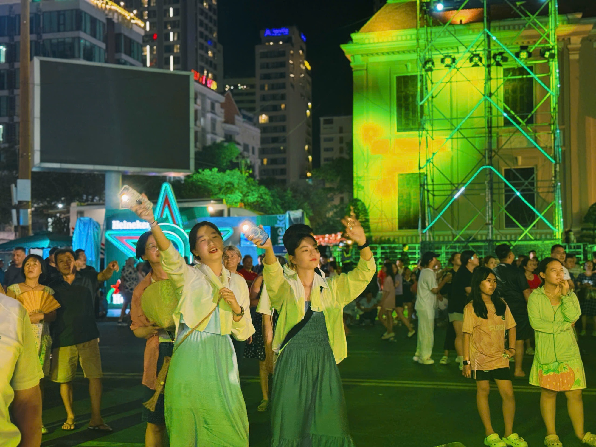 Đông Nam Á mang thêm nguồn khách ổn định cho du lịch Khánh Hòa- Ảnh 2. Đông Nam Á mang thêm nguồn khách ổn định cho du lịch Khánh Hòa- Ảnh 2.