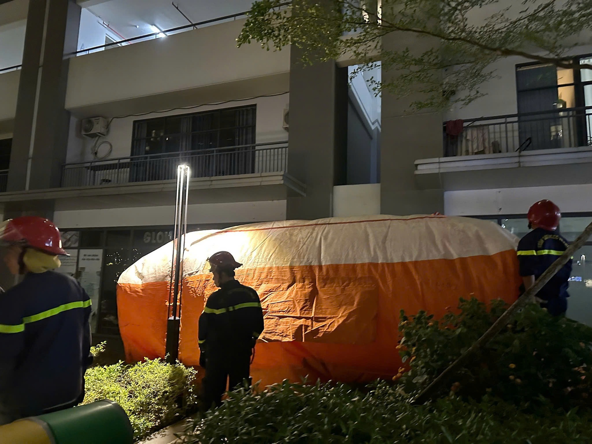 CLIP: Nam thanh ni&ecirc;n định nhảy lầu ở chung cư Q7 Boulevard- Ảnh 2.