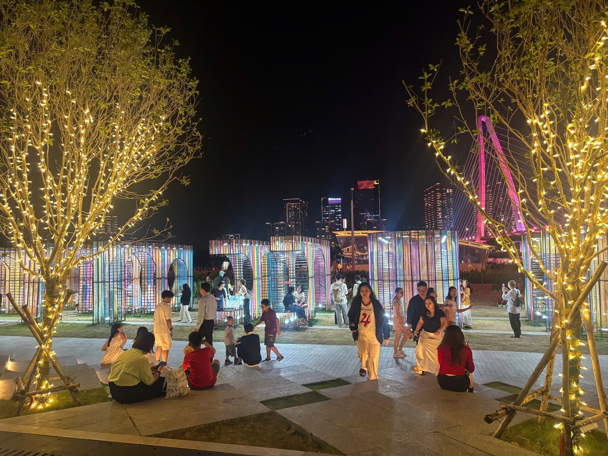 Đ&ecirc;m 31/12: Kh&aacute;ch T&acirc;y tưng bừng đ&oacute;n năm mới tại TP.HCM, giới trẻ đổ x&ocirc; đến xem ph&aacute;o hoa ở view triệu đ&ocirc; b&ecirc;n bờ s&ocirc;ng S&agrave;i G&ograve;n- Ảnh 8.