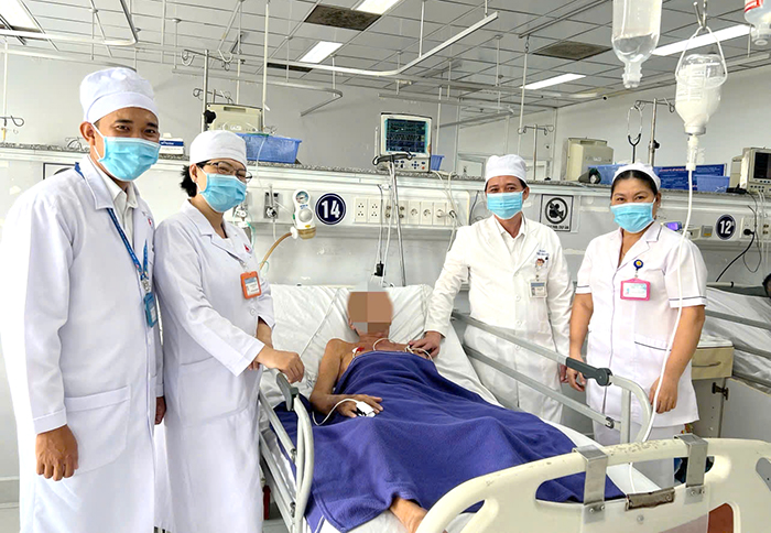 Người đàn ông 62 tuổi nguy kịch vì sặc nửa trái nho xanh- Ảnh 2.