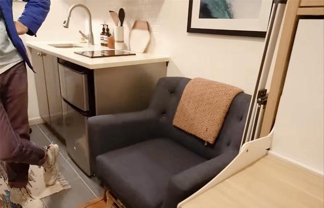 Nhà đất Hong Kong tàn khốc tới mức này: Cặp vợ chồng vặn người mới ngủ nổi trong căn phòng chưa đến 10m²- Ảnh 2. Nhà đất Hong Kong tàn khốc tới mức này: Cặp vợ chồng vặn người mới ngủ nổi trong căn phòng chưa đến 10m²- Ảnh 2.