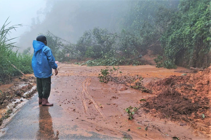 Đèo Gia Bắc ở Lâm Đồng xuất hiện thêm nhiều điểm sạt lở, hơn 20 ô tô mắc kẹt- Ảnh 2.