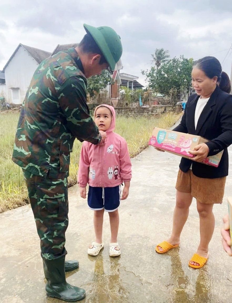 "Chuyện rất lạ" trong hỗ trợ đồng bào miền Trung: Khi những người tử tế gặp nhau đúng lúc- Ảnh 10.