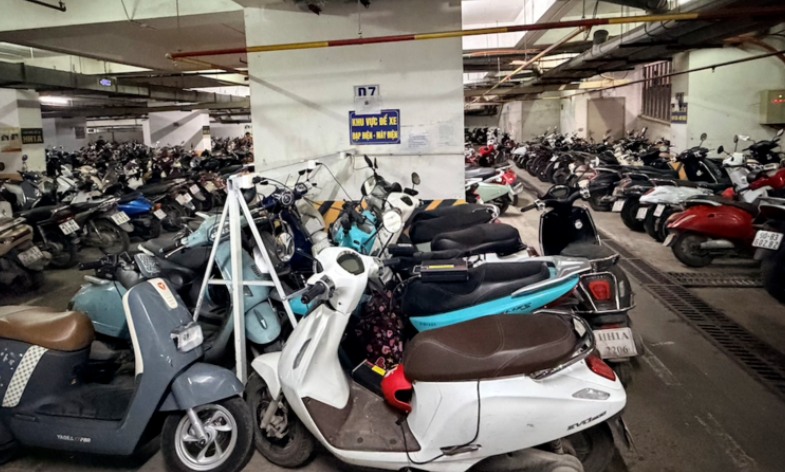 Chung cư 40.000 dân ở Hà Nội cấm gửi xe điện: Cư dân bức xúc, luật sư chỉ ra điểm “vô lý”- Ảnh 1. Chung cư 40.000 dân ở Hà Nội cấm gửi xe điện: Cư dân bức xúc, luật sư chỉ ra điểm “vô lý”- Ảnh 1.