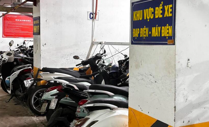 Chung cư 40.000 dân ở Hà Nội cấm gửi xe điện: Cư dân bức xúc, luật sư chỉ ra điểm “vô lý”- Ảnh 2. Chung cư 40.000 dân ở Hà Nội cấm gửi xe điện: Cư dân bức xúc, luật sư chỉ ra điểm “vô lý”- Ảnh 2.
