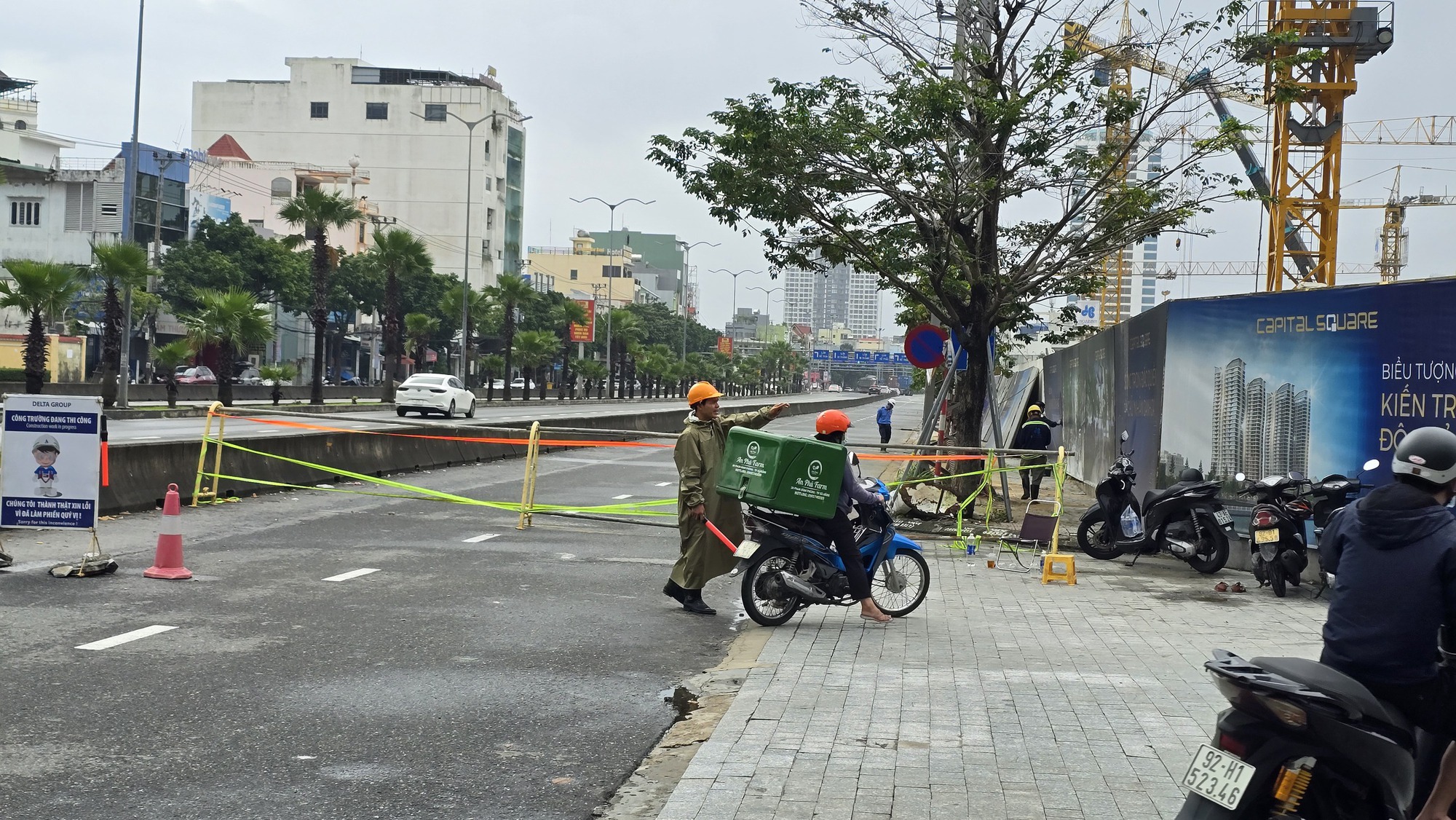 Vụ “hố tử thần” ở trung tâm Đà Nẵng: Tiếp tục phát hiện nhiều vết nứt trên mặt đường- Ảnh 1. Vụ “hố tử thần” ở trung tâm Đà Nẵng: Tiếp tục phát hiện nhiều vết nứt trên mặt đường- Ảnh 1.