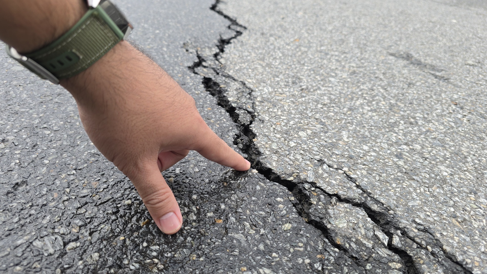 Vụ “hố tử thần” ở trung tâm Đà Nẵng: Tiếp tục phát hiện nhiều vết nứt trên mặt đường- Ảnh 3. Vụ “hố tử thần” ở trung tâm Đà Nẵng: Tiếp tục phát hiện nhiều vết nứt trên mặt đường- Ảnh 3.