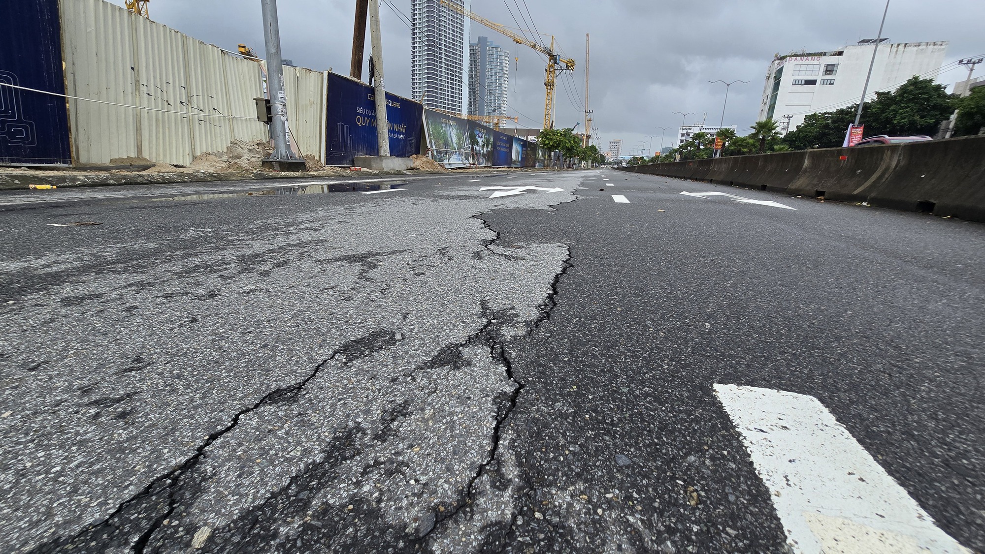 Vụ “hố tử thần” ở trung tâm Đà Nẵng: Tiếp tục phát hiện nhiều vết nứt trên mặt đường- Ảnh 2. Vụ “hố tử thần” ở trung tâm Đà Nẵng: Tiếp tục phát hiện nhiều vết nứt trên mặt đường- Ảnh 2.