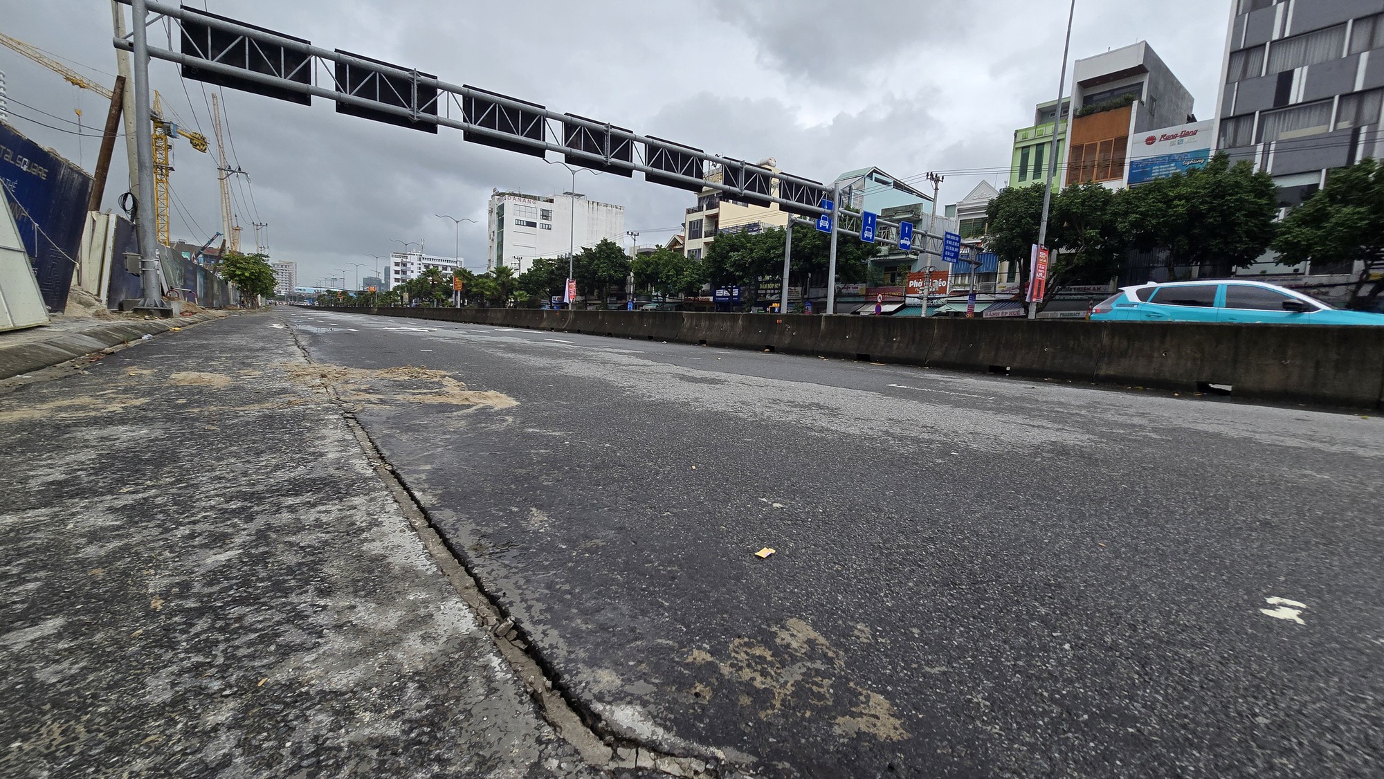 Vụ “hố tử thần” ở trung tâm Đà Nẵng: Tiếp tục phát hiện nhiều vết nứt trên mặt đường- Ảnh 4. Vụ “hố tử thần” ở trung tâm Đà Nẵng: Tiếp tục phát hiện nhiều vết nứt trên mặt đường- Ảnh 4.