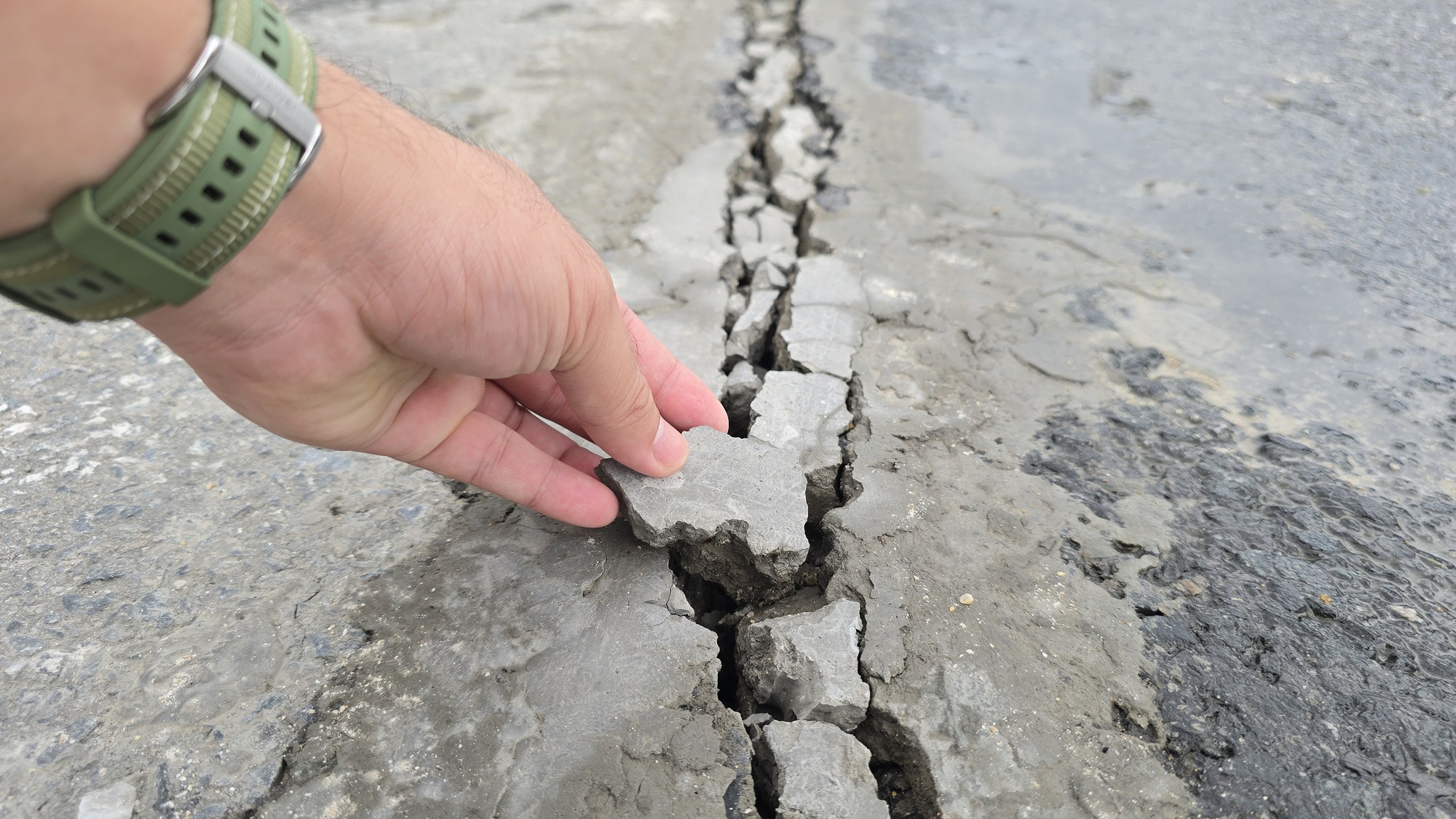 Vụ “hố tử thần” ở trung tâm Đà Nẵng: Tiếp tục phát hiện nhiều vết nứt trên mặt đường- Ảnh 5. Vụ “hố tử thần” ở trung tâm Đà Nẵng: Tiếp tục phát hiện nhiều vết nứt trên mặt đường- Ảnh 5.