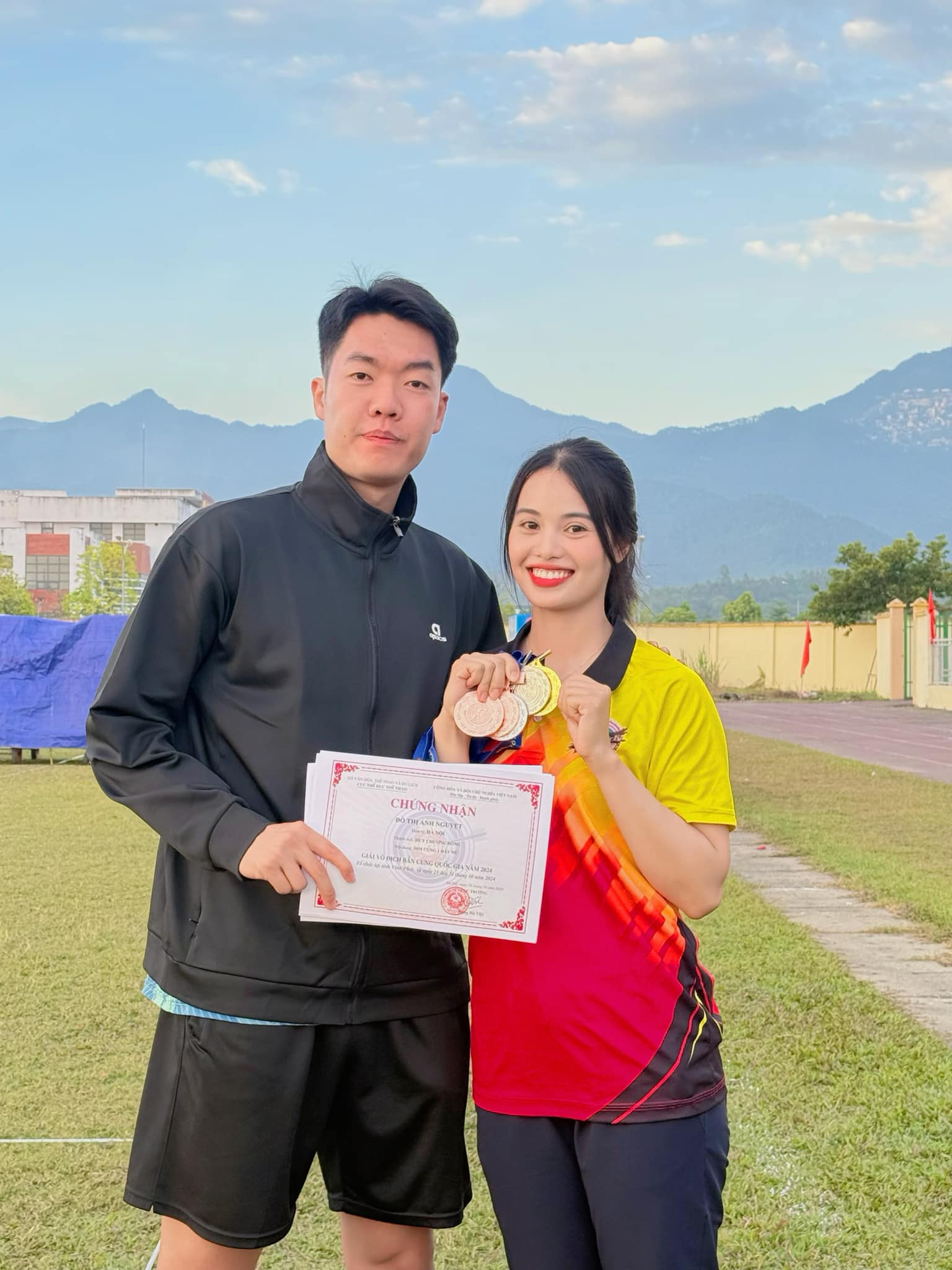 Hotgirl bắn cúng Ánh Nguyệt có mối quan hệ gì với tay vợt cầu lông Đức Phát mà gây sốt cõi mạng?- Ảnh 2.