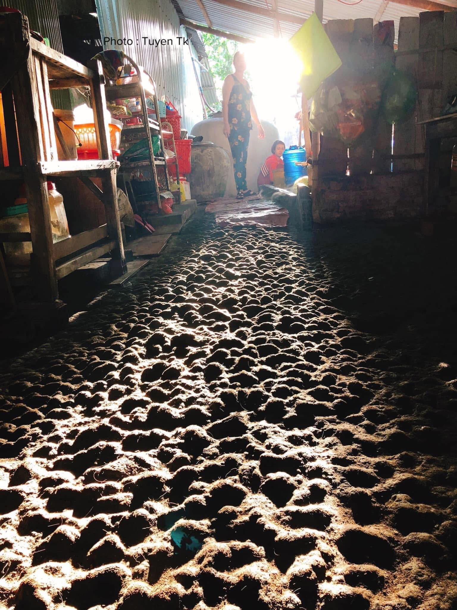 Cái nền nhà như bùn lầy này hoá ra lại là điều linh thiêng của người miền Tây- Ảnh 2. Cái nền nhà như bùn lầy này hoá ra lại là điều linh thiêng của người miền Tây- Ảnh 2.