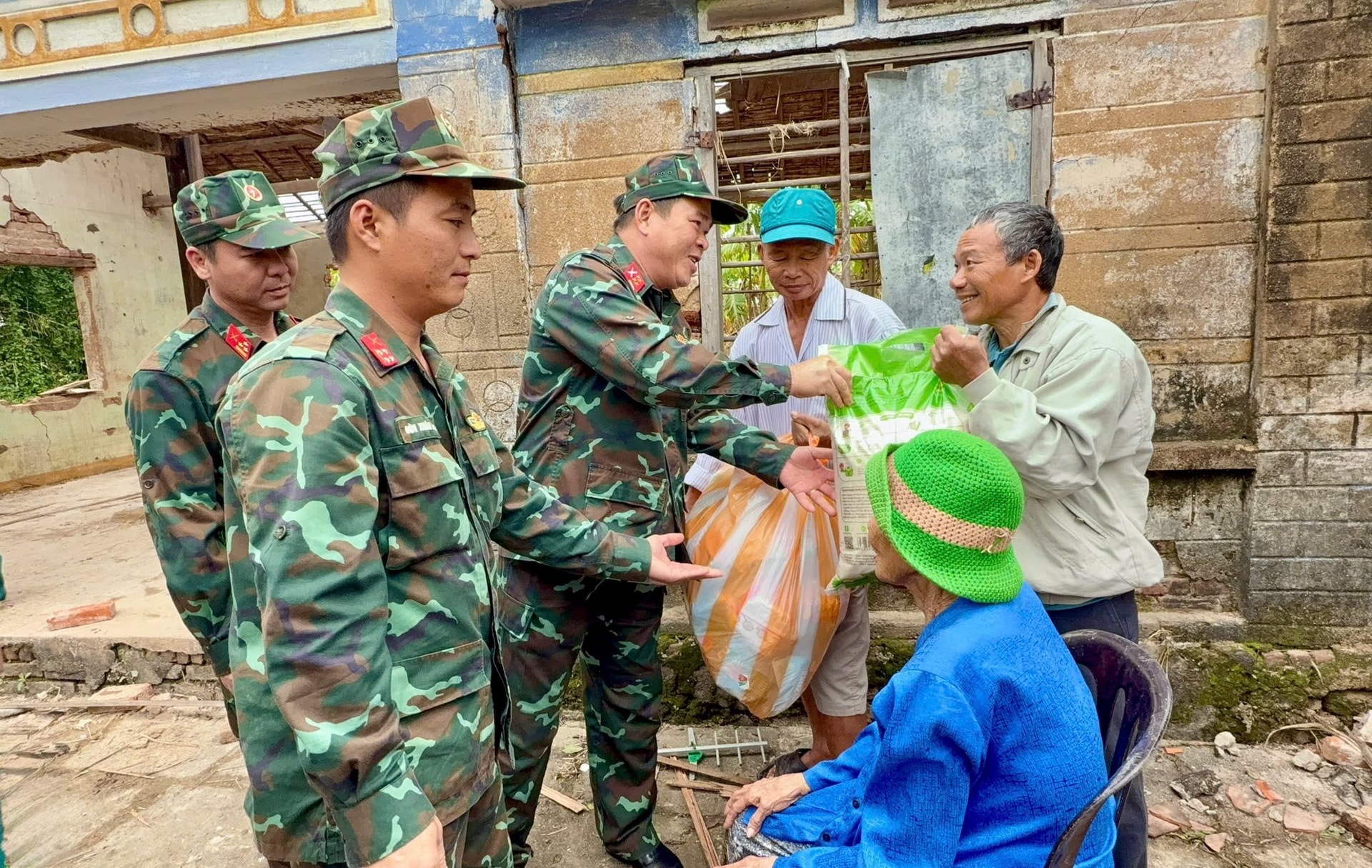 "Chuyện rất lạ" trong hỗ trợ đồng bào miền Trung: Khi những người tử tế gặp nhau đúng lúc- Ảnh 1.