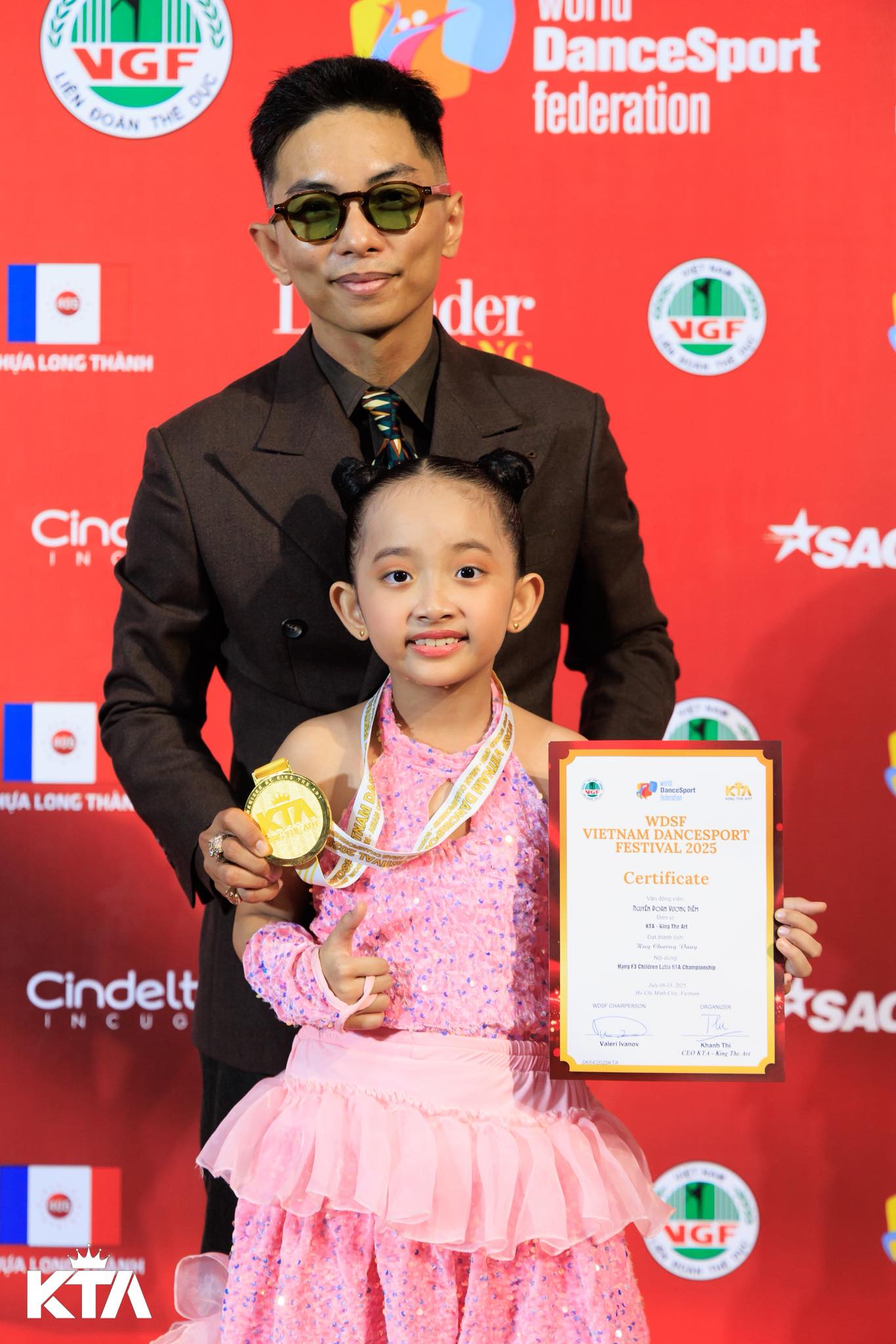 Hai con gái xinh yêu như công chúa giúp Khánh Thi Hai con gái xinh yêu như công chúa giúp Khánh Thi