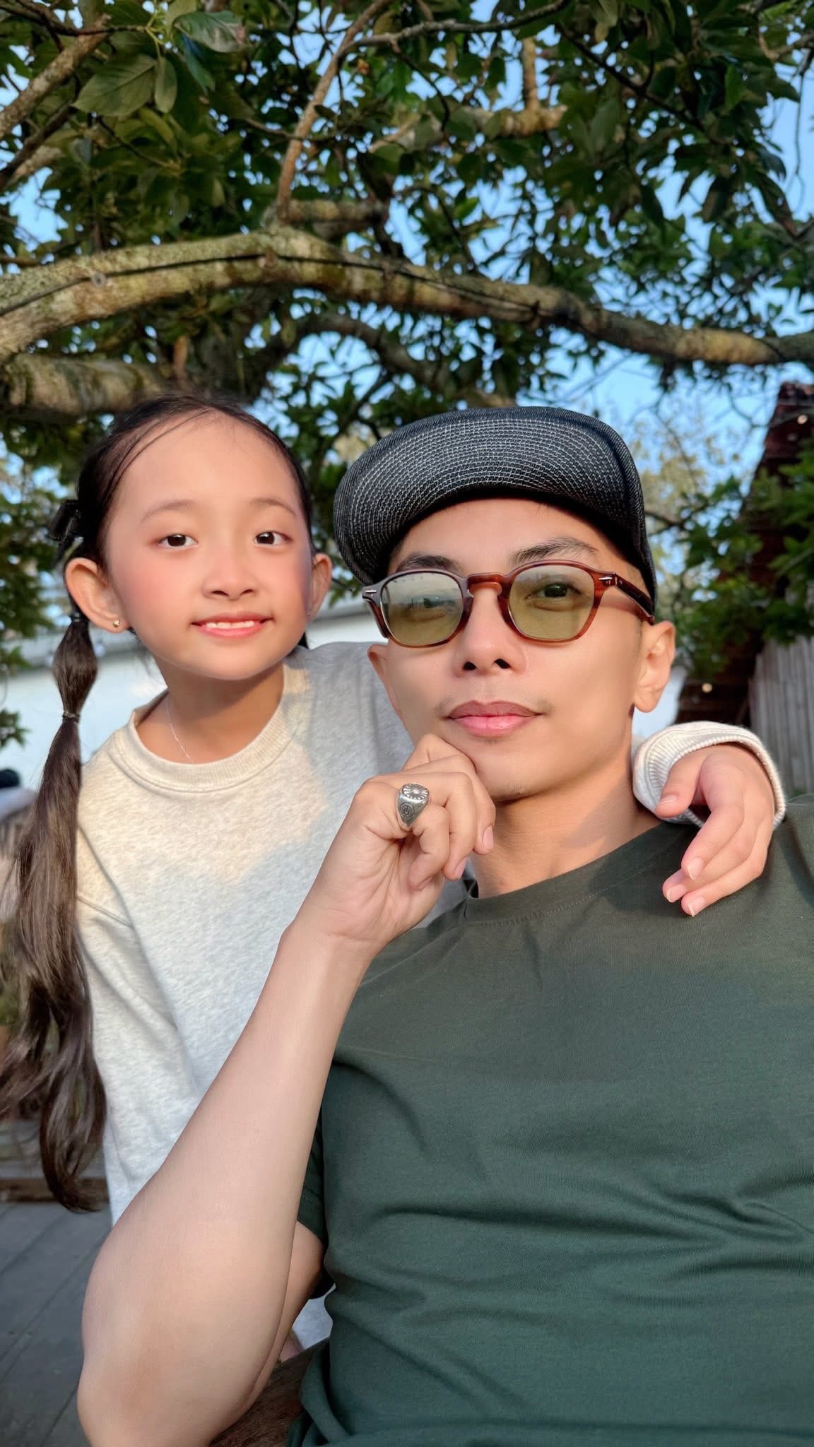 Hai con gái xinh yêu như công chúa giúp Khánh Thi Hai con gái xinh yêu như công chúa giúp Khánh Thi