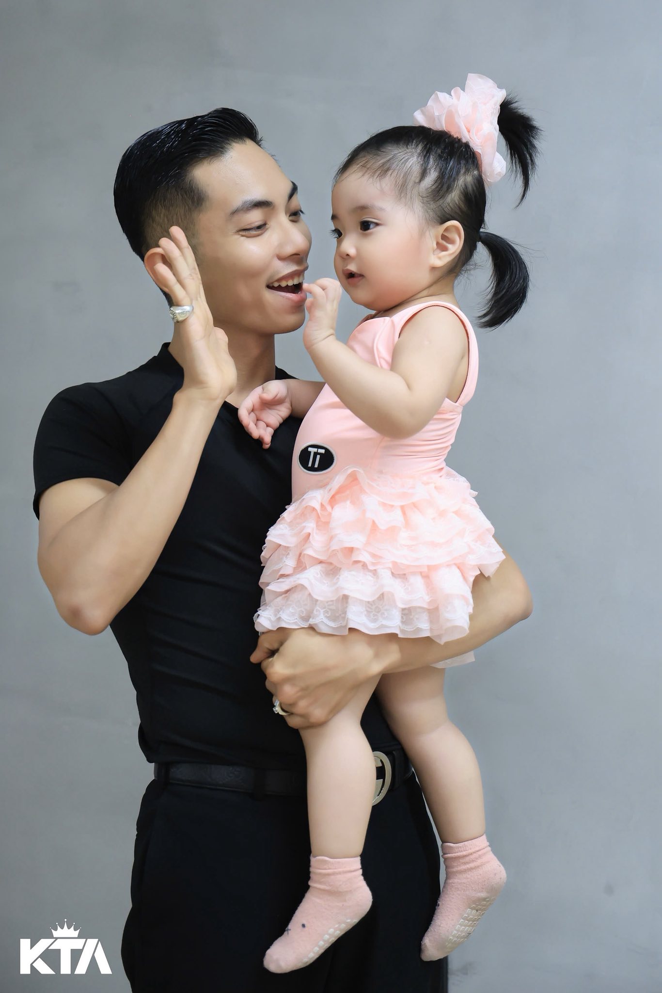 Hai con gái xinh yêu như công chúa giúp Khánh Thi Hai con gái xinh yêu như công chúa giúp Khánh Thi