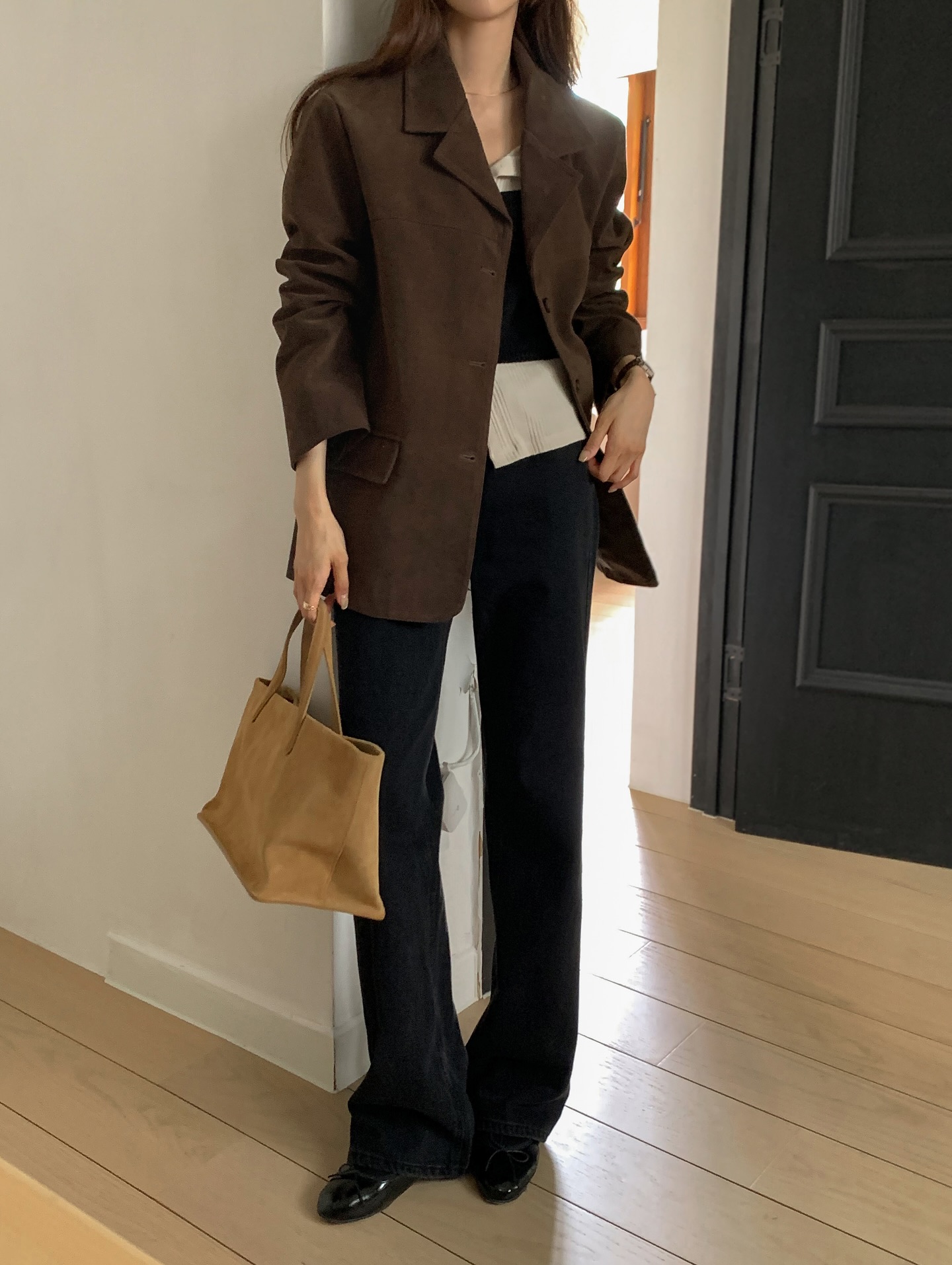 Quần tối màu tưởng dễ tính nhưng phải phối với 5 mẫu áo này mới là đẹp nhất- Ảnh 4. Quần tối màu tưởng dễ tính nhưng phải phối với 5 mẫu áo này mới là đẹp nhất- Ảnh 4.