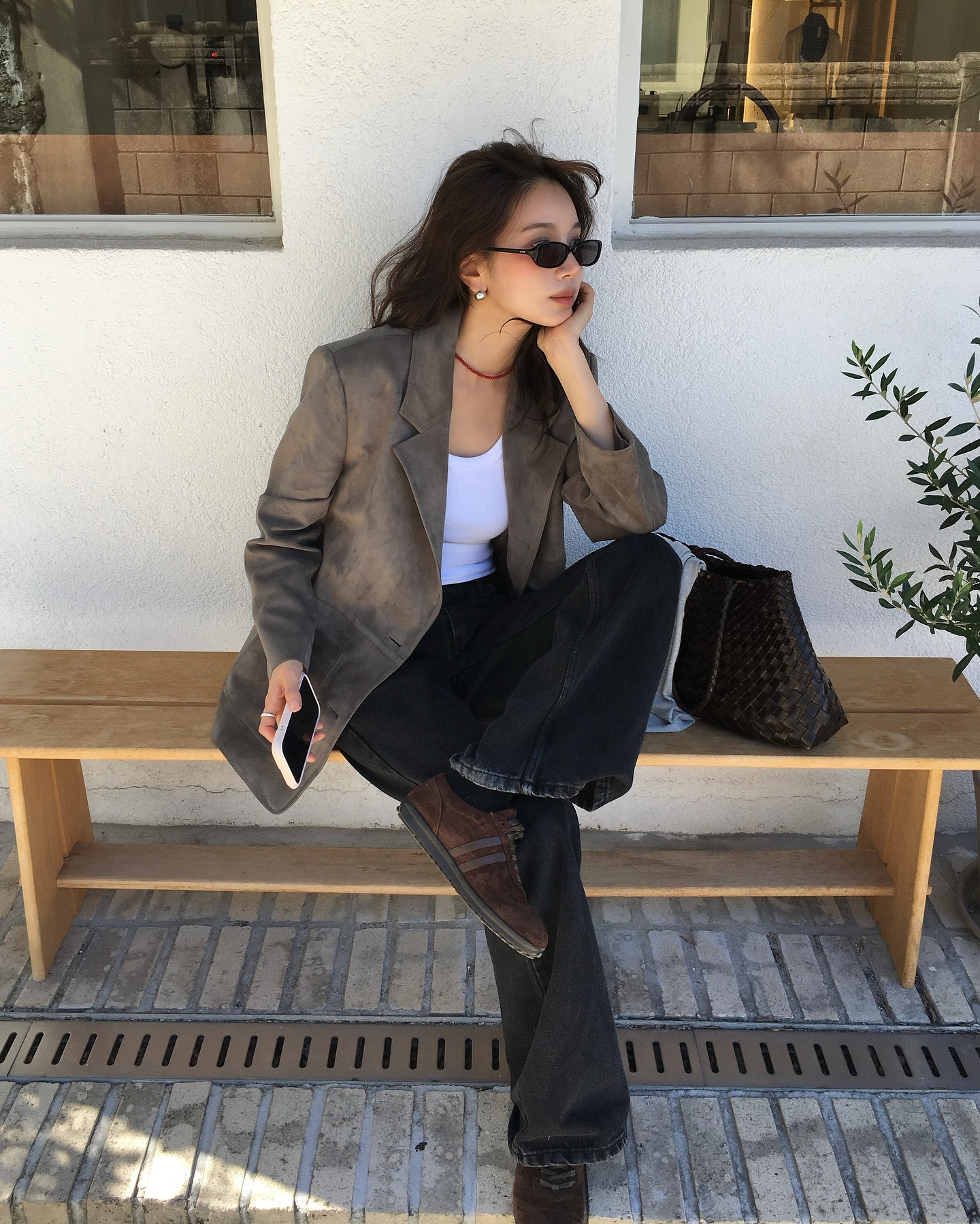 Quần tối màu tưởng dễ tính nhưng phải phối với 5 mẫu áo này mới là đẹp nhất- Ảnh 9. Quần tối màu tưởng dễ tính nhưng phải phối với 5 mẫu áo này mới là đẹp nhất- Ảnh 9.