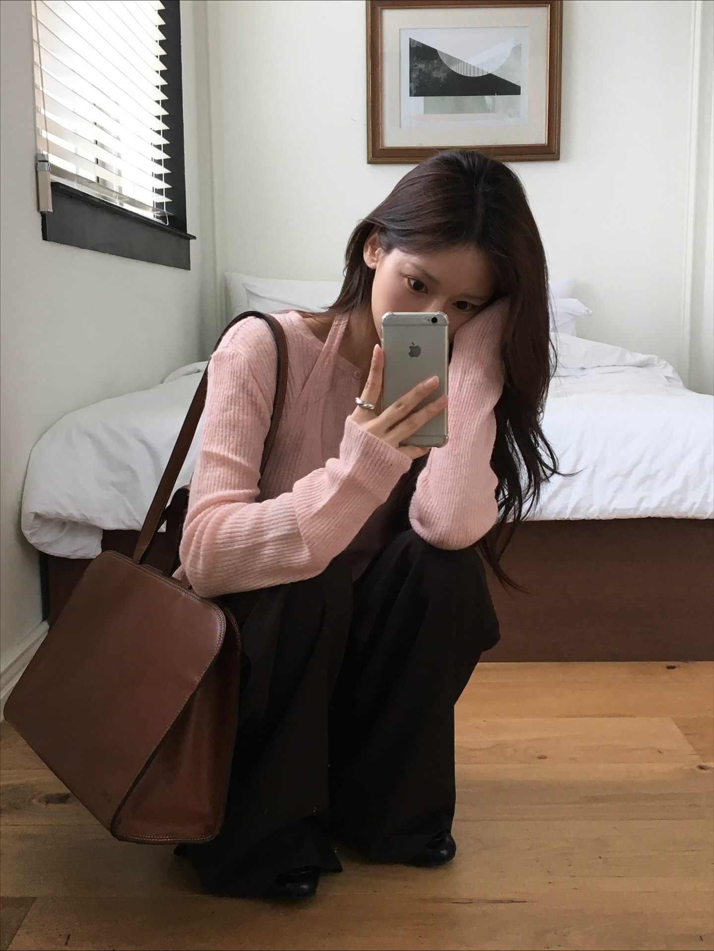 Quần tối màu tưởng dễ tính nhưng phải phối với 5 mẫu áo này mới là đẹp nhất- Ảnh 6. Quần tối màu tưởng dễ tính nhưng phải phối với 5 mẫu áo này mới là đẹp nhất- Ảnh 6.