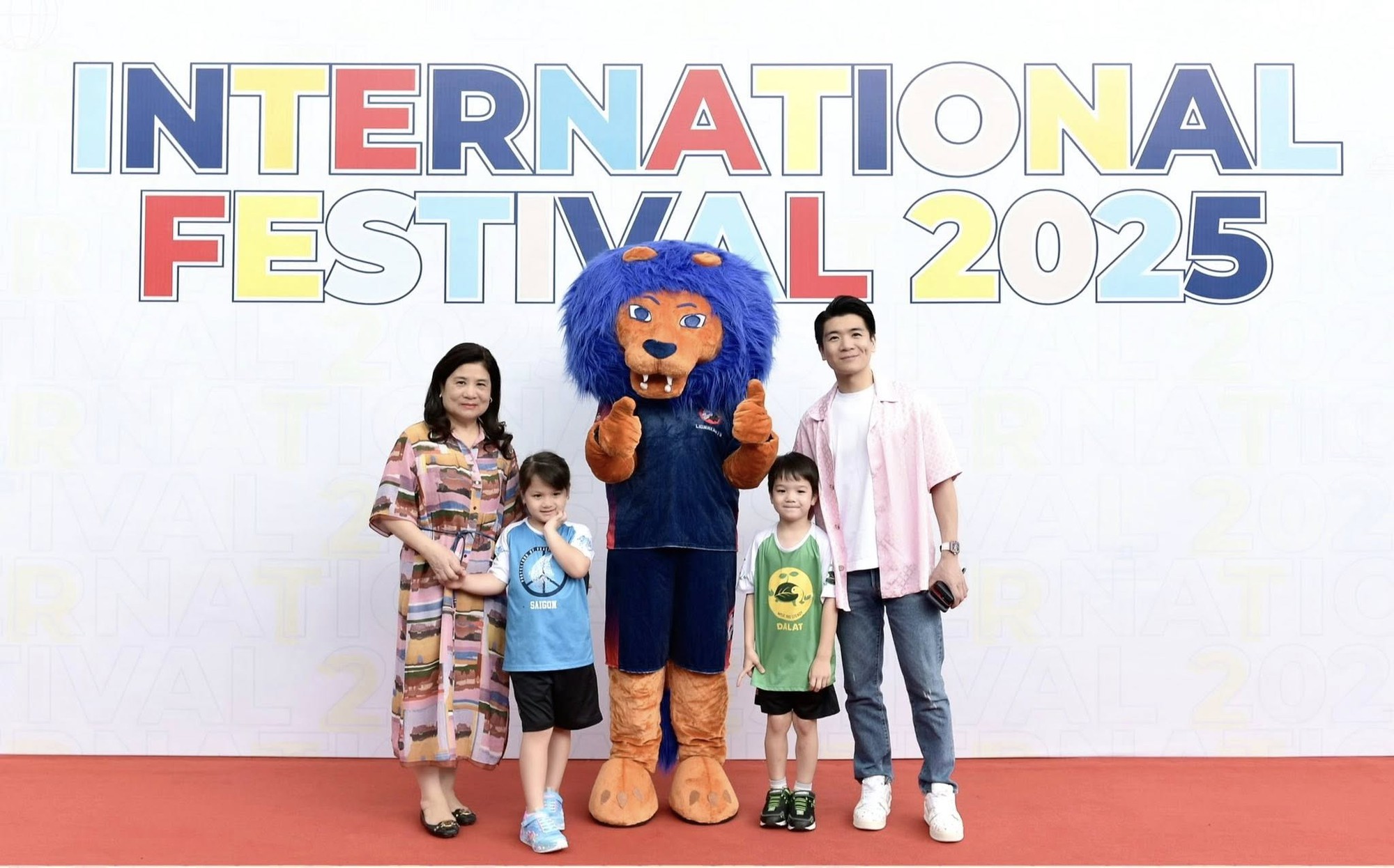 "Cậu ấm cô chiêu" nhà bầu Hiển - cháu Đỗ Mỹ Linh học trường quốc tế 700 triệu/năm, nói tiếng Anh như Tây gây sốt MXH- Ảnh 2. "Cậu ấm cô chiêu" nhà bầu Hiển - cháu Đỗ Mỹ Linh học trường quốc tế 700 triệu/năm, nói tiếng Anh như Tây gây sốt MXH- Ảnh 2.