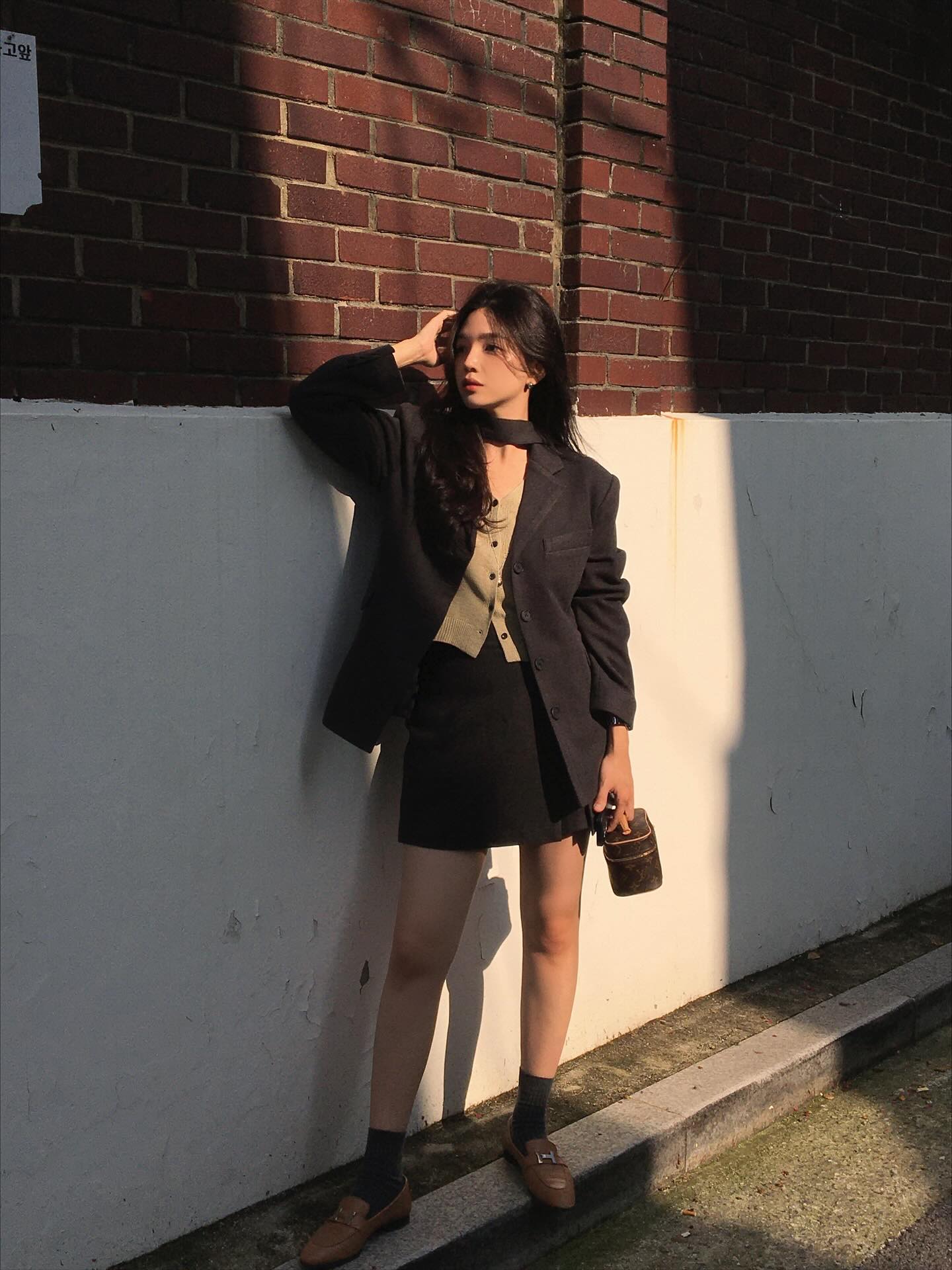 5 công thức mặc đồ đen sành điệu mãn nhãn, rất sang chứ không hề già- Ảnh 4. 5 công thức mặc đồ đen sành điệu mãn nhãn, rất sang chứ không hề già- Ảnh 4.